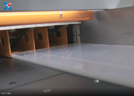 Feuille d'acrylique coupée sur mesure de 2 mm avec scie à découper électronique